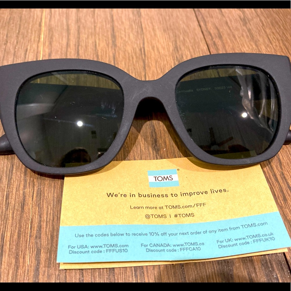 Tom’s Matte Oversized Carey’s Sydney Sunglasses